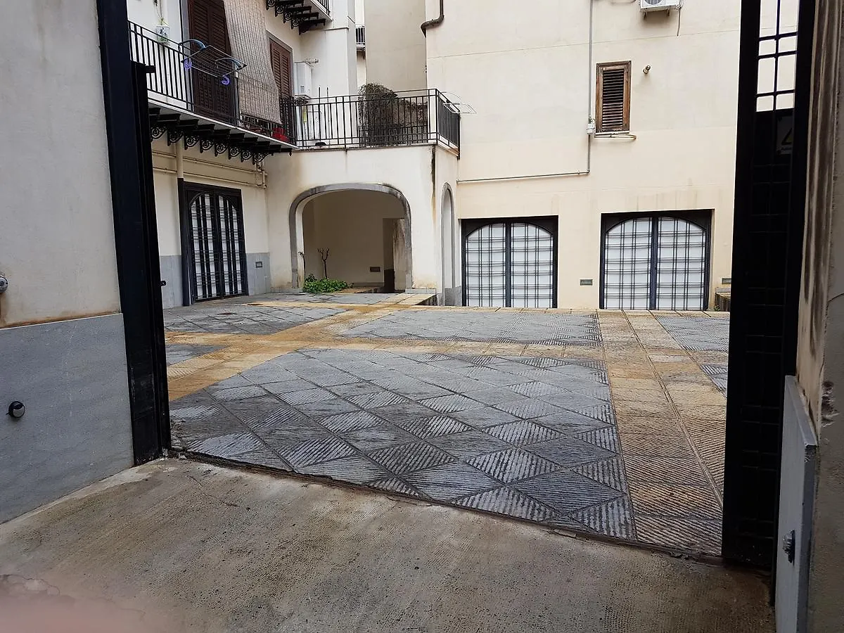 Bed & Parking Apartment Palermo Italy